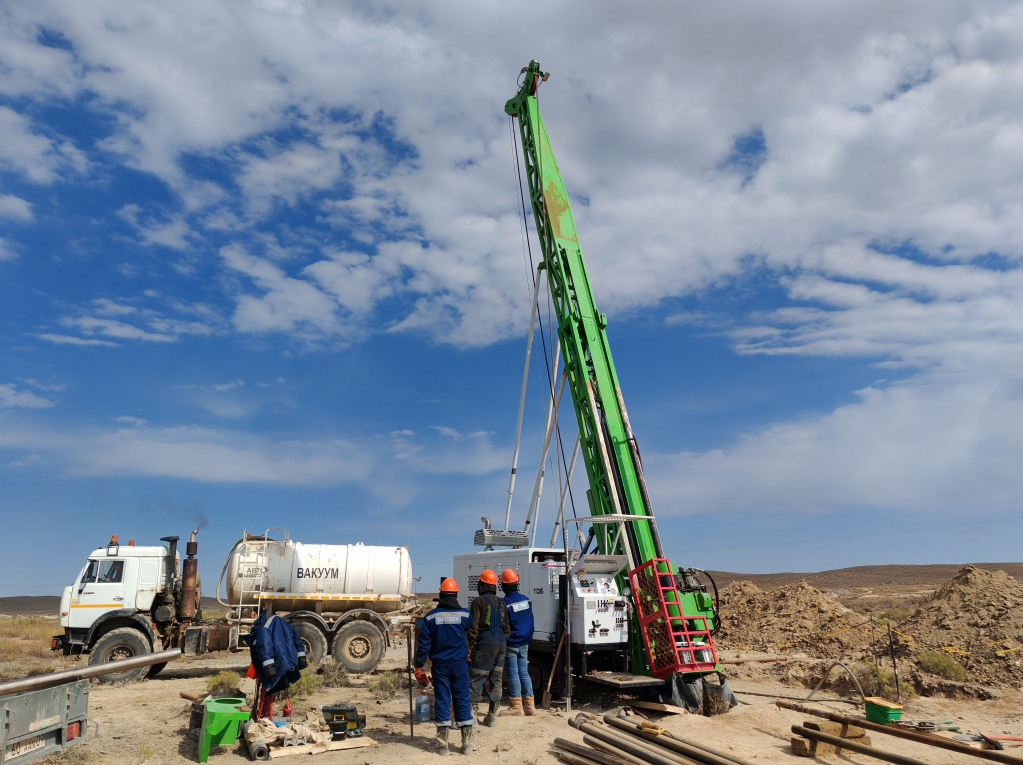 Crawler drilling rig at a drilling site